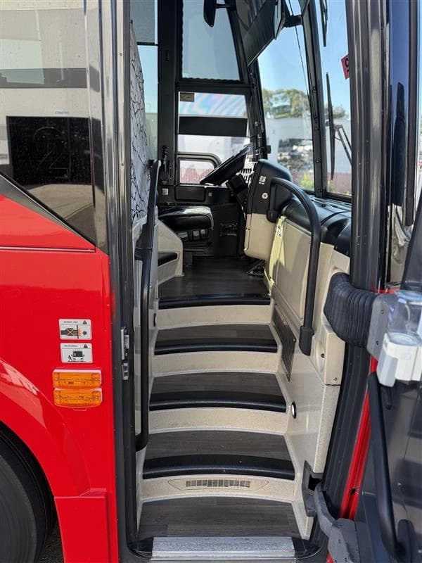 2017 Prevost H3-45 Coach Bus - Image 6