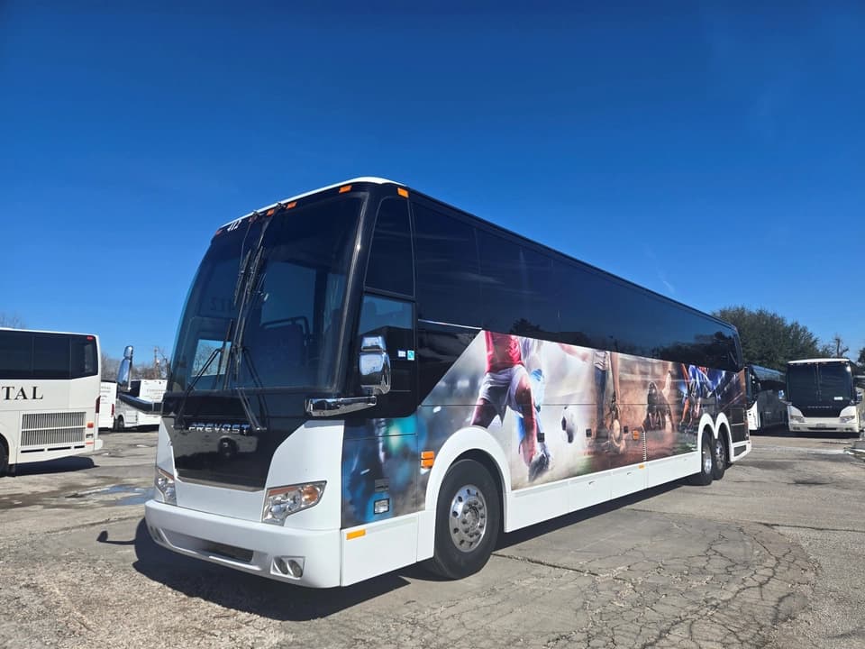 2020 Prevost H3-45 Coach - Image 2