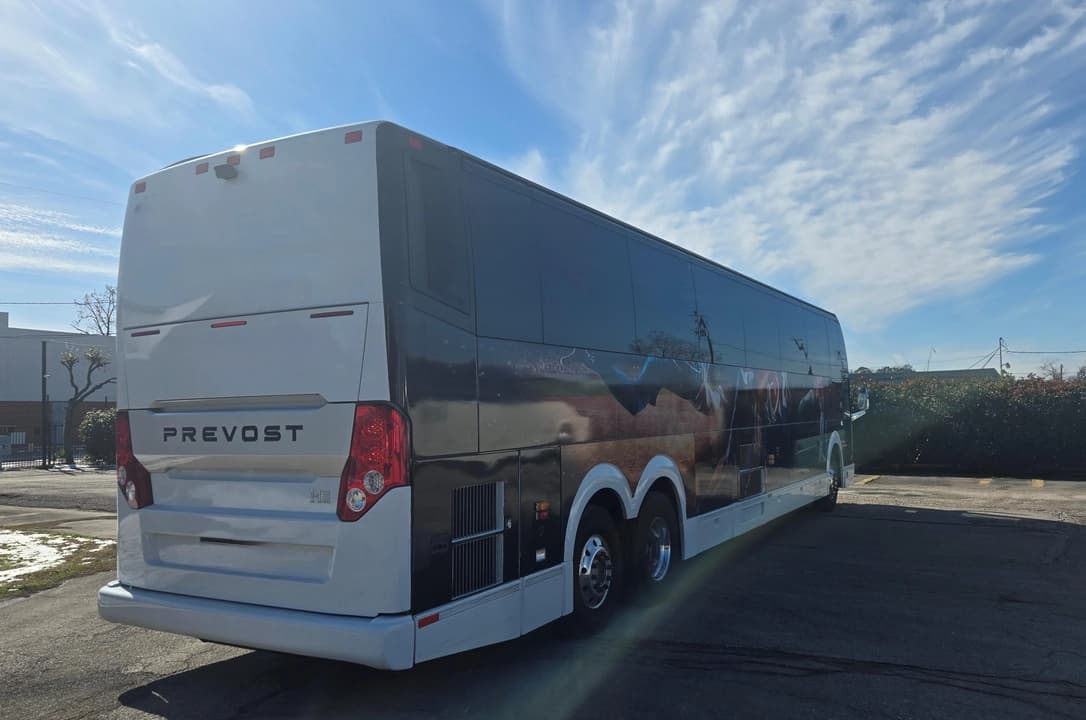 2020 Prevost H3-45 Coach - Image 3