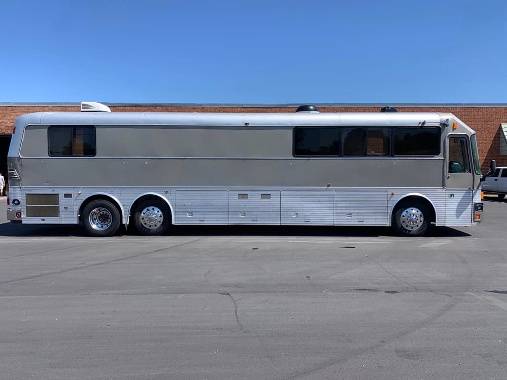 1993 Eagle Model 15 Motorcoach - Image 2