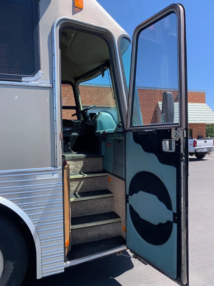 1993 Eagle Model 15 Motorcoach - Image 9