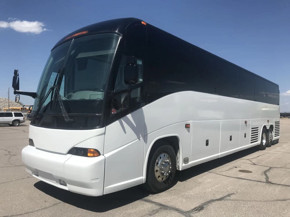 2008 MCI J4500 Coach - Image 1
