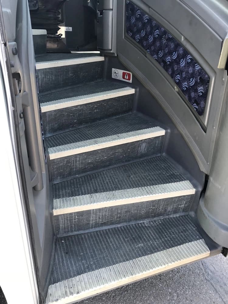 2008 MCI J4500 Coach - Image 3