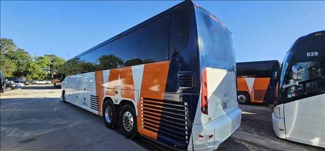 2018 MCI J4500 Coach Bus - Image 2