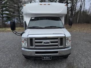 2017 Ford Starcraft bus
