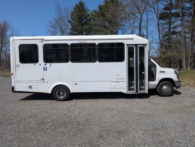 2013 Ford Glaval Shuttle Bus - Image 4