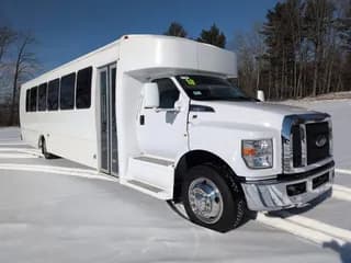 2018 Ford Starcraft bus