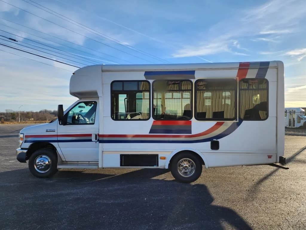2016 Ford E-350 Shuttle Bus - Image 4