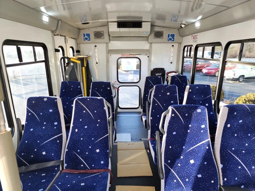 2016 Ford E-350 Shuttle Bus - Image 5