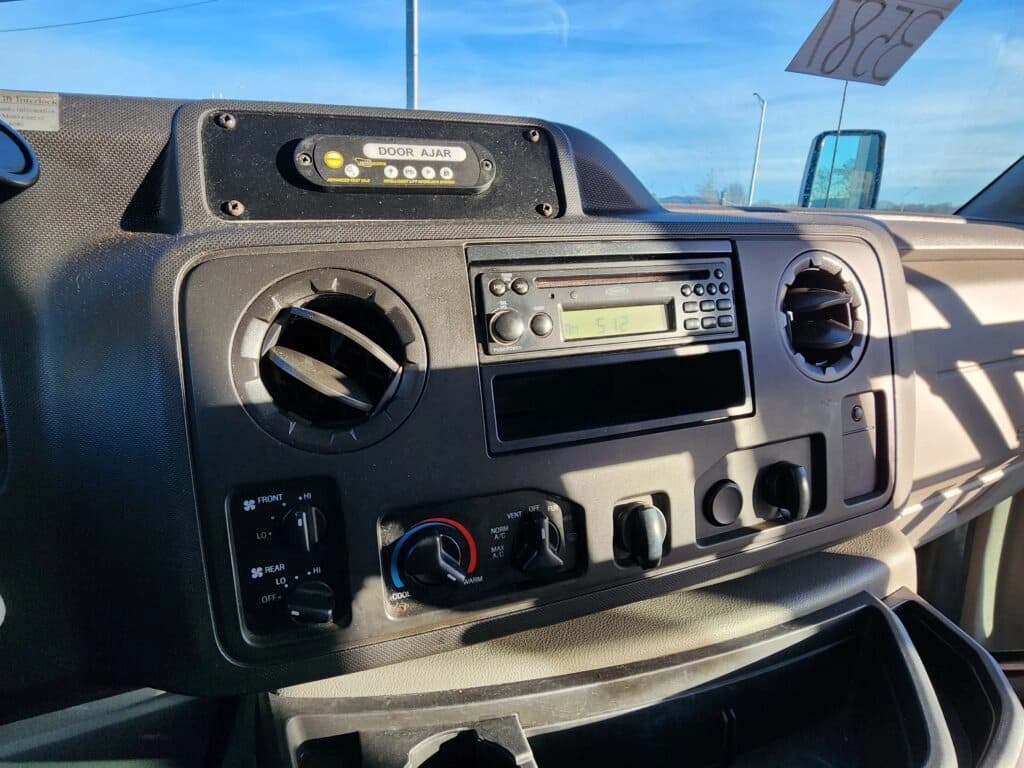 2016 Ford E-350 Shuttle Bus - Image 9