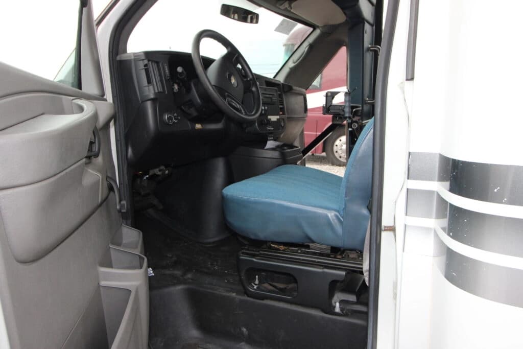 2012 Chevrolet Express 4500 Shuttle Bus - Image 5