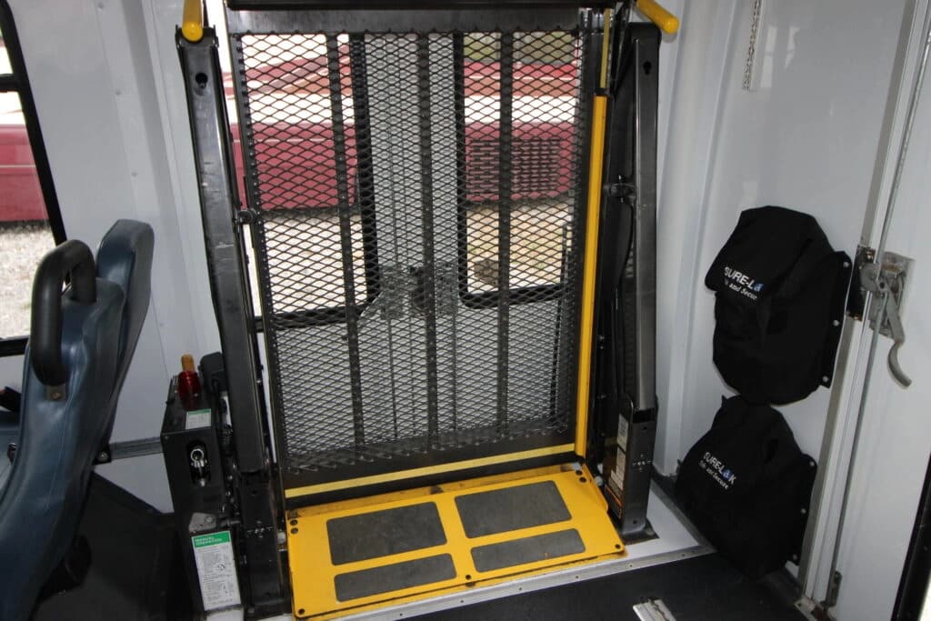 2012 Chevrolet Express 4500 Shuttle Bus - Image 4
