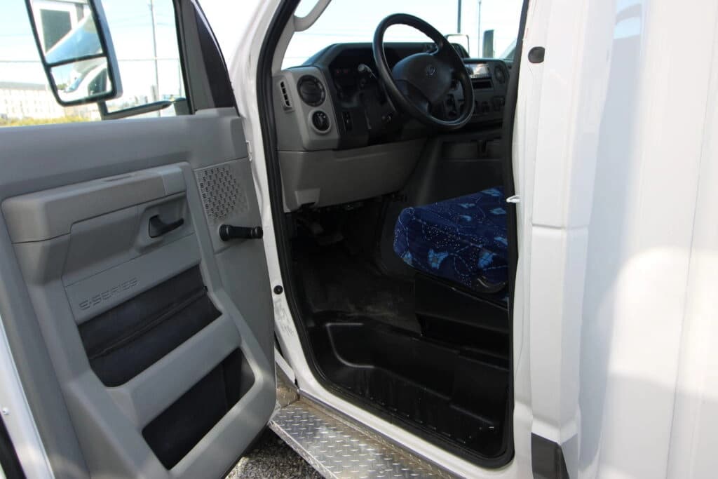 2010 Ford E-450 Shuttle Bus - Image 4
