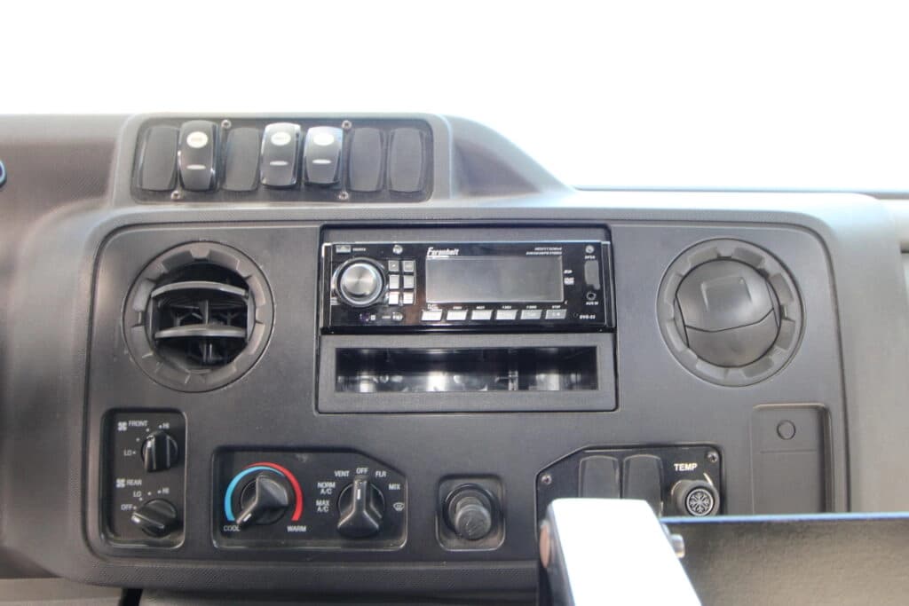 2010 Ford E-450 Shuttle Bus - Image 12