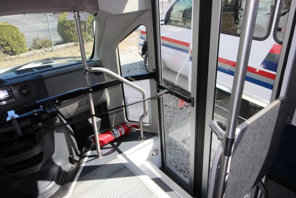 2010 Ford E-450 Shuttle Bus - Image 10