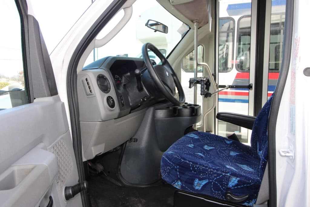 2010 Ford E-450 Shuttle Bus - Image 5