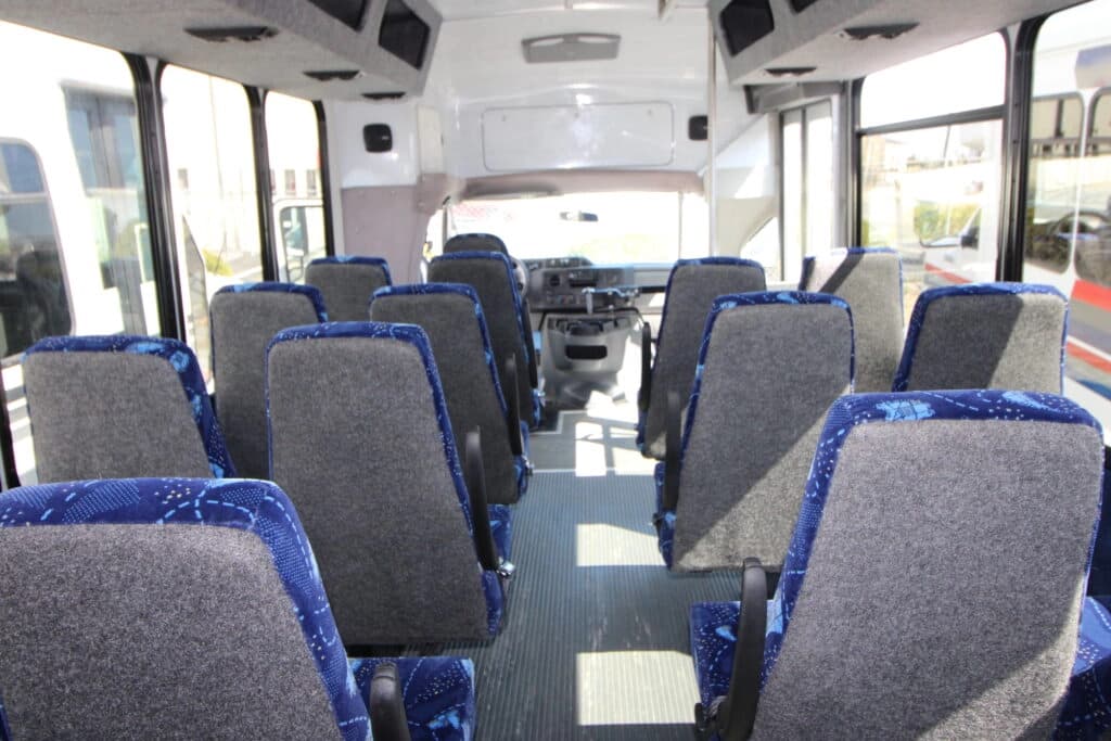 2010 Ford E-450 Shuttle Bus - Image 6