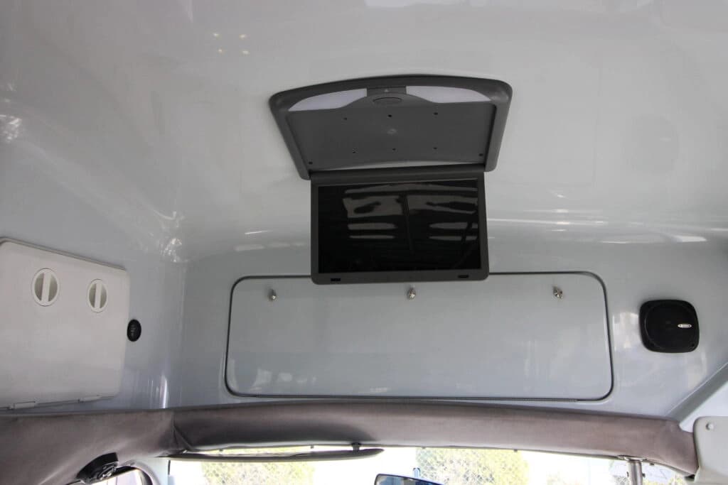 2010 Ford E-450 Shuttle Bus - Image 11