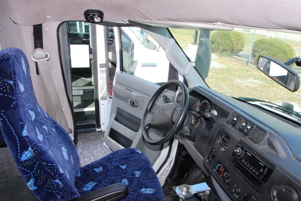 2010 Ford E-450 Shuttle Bus - Image 3