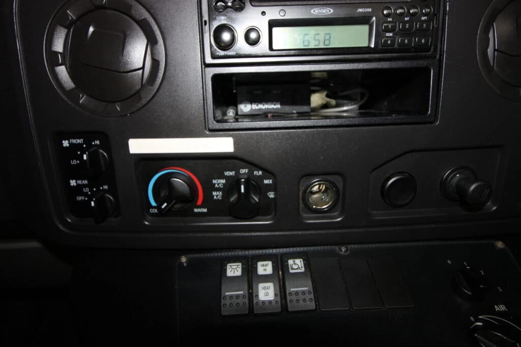 2011 Ford E-450 Shuttle Bus - Image 14