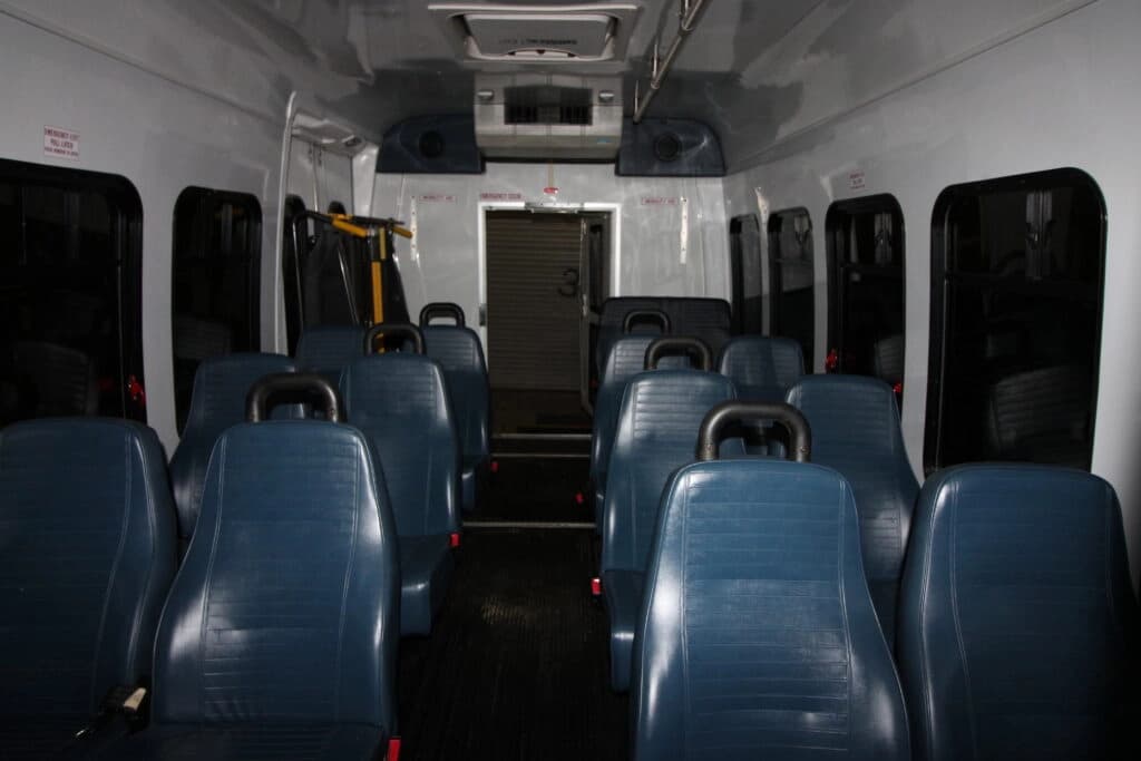 2011 Ford E-450 Shuttle Bus - Image 4