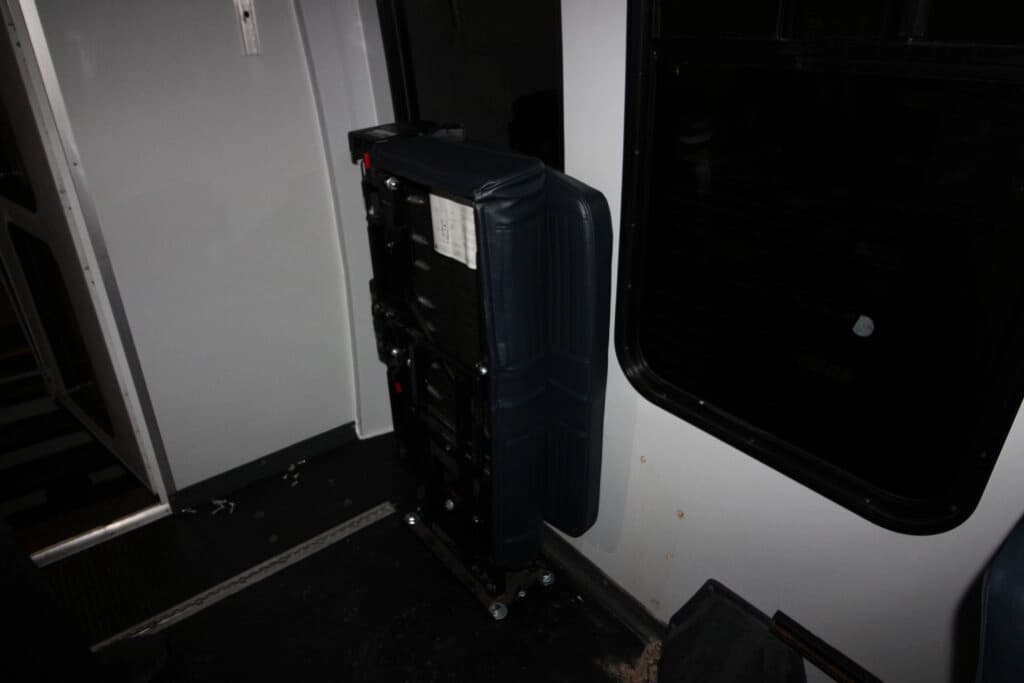 2011 Ford E-450 Shuttle Bus - Image 6