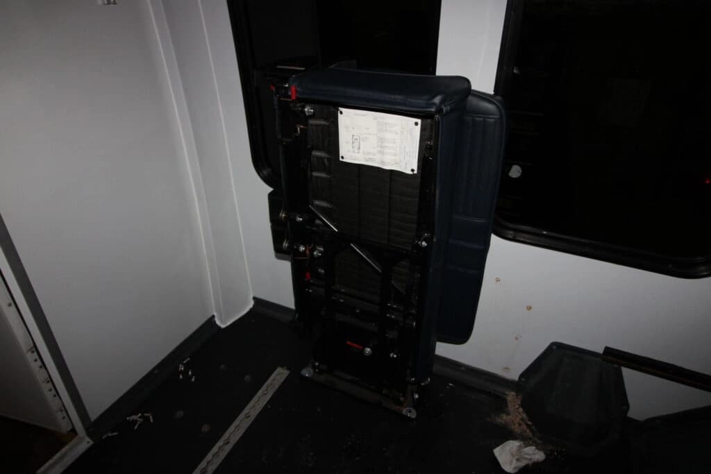 2011 Ford E-450 Shuttle Bus - Image 7