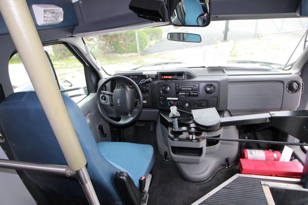 2011 Ford E-450 Shuttle Bus - Image 9
