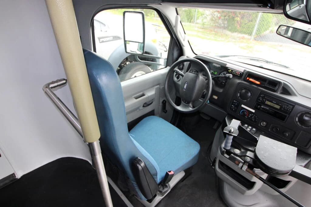 2011 Ford E-450 Shuttle Bus - Image 10