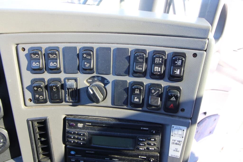 2011 MCI J4500 Coach - Image 13