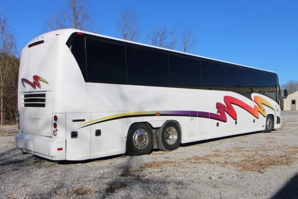 2011 MCI J4500 Coach - Image 2