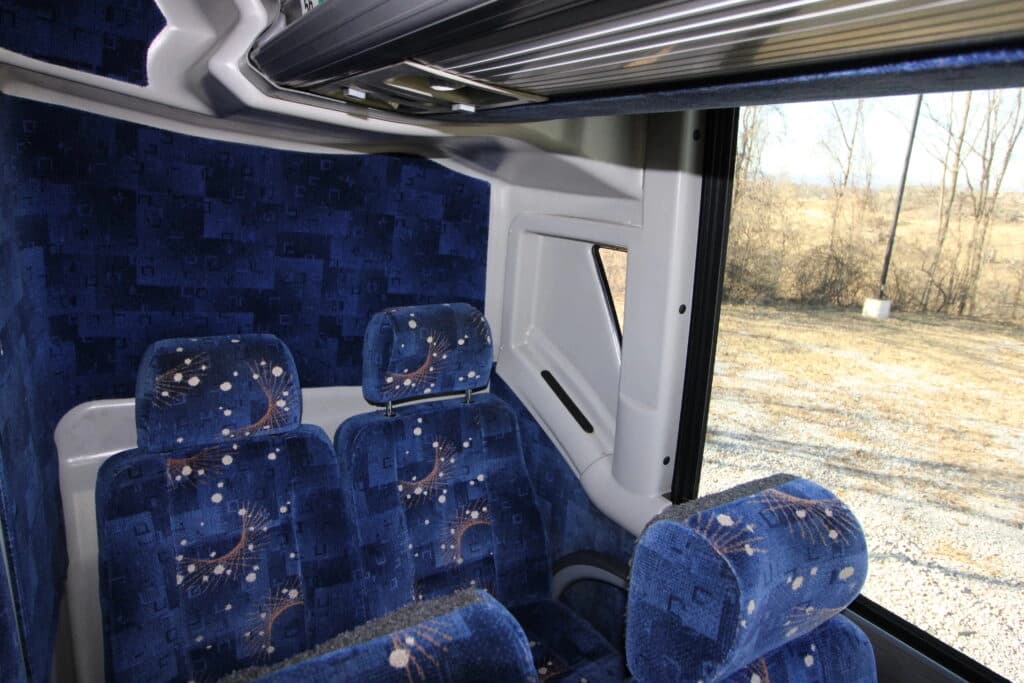2011 MCI J4500 Coach - Image 5