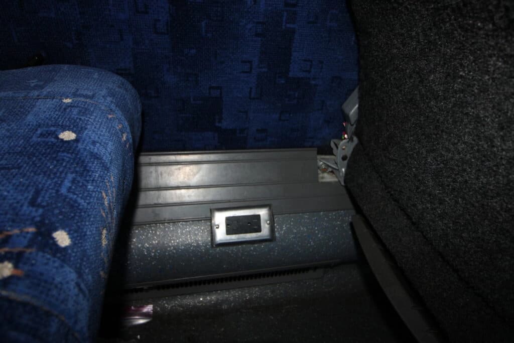 2011 MCI J4500 Coach - Image 6