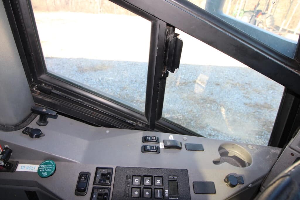 2011 MCI J4500 Coach - Image 9