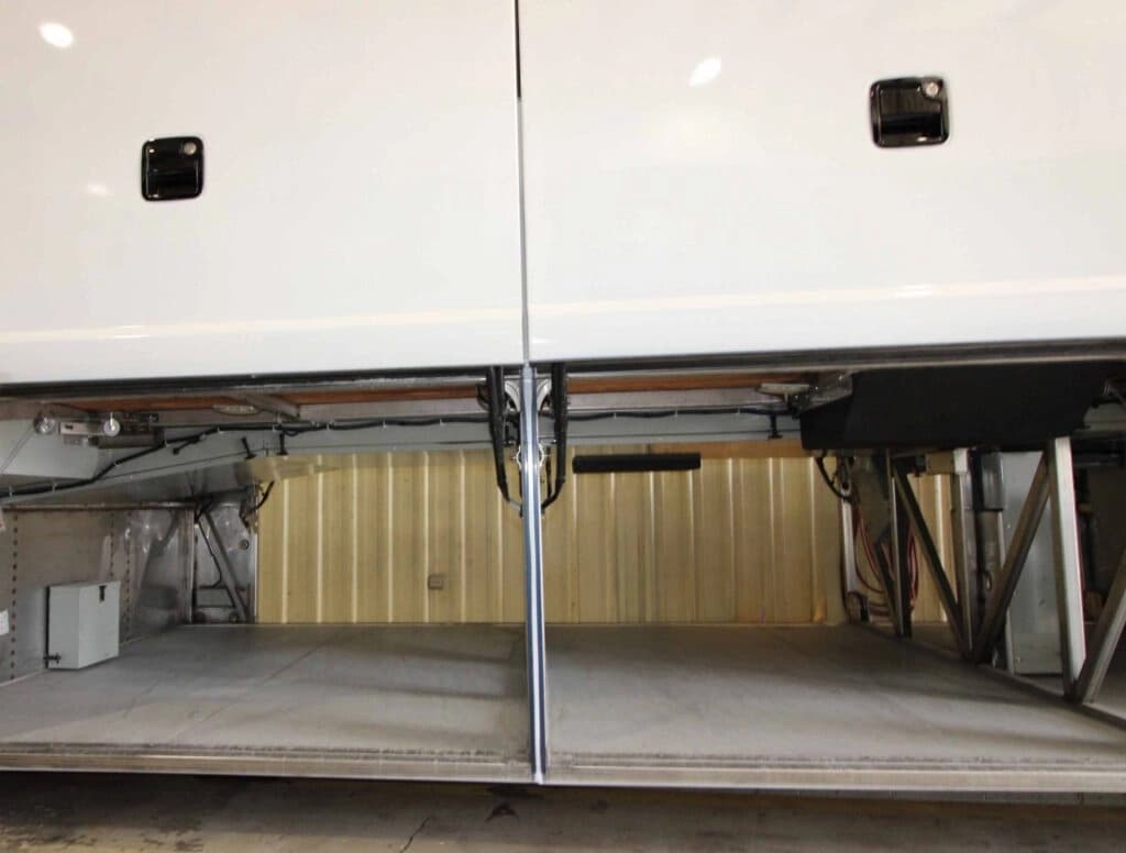 2013 MCI J4500 – VIP Coach - Image 6