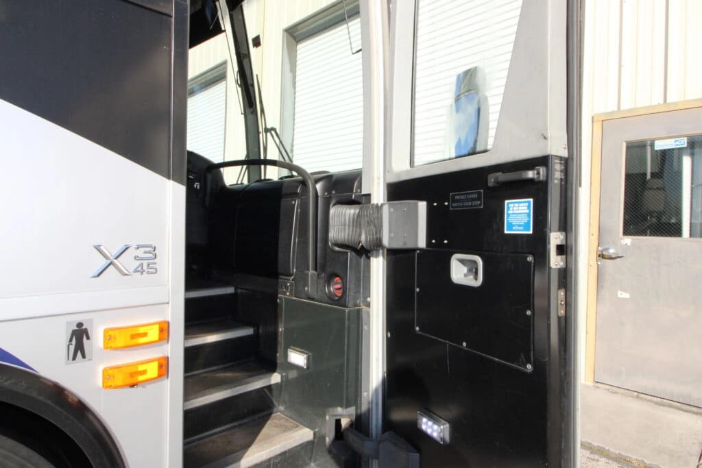 2013 Prevost X345 Coach - Image 1