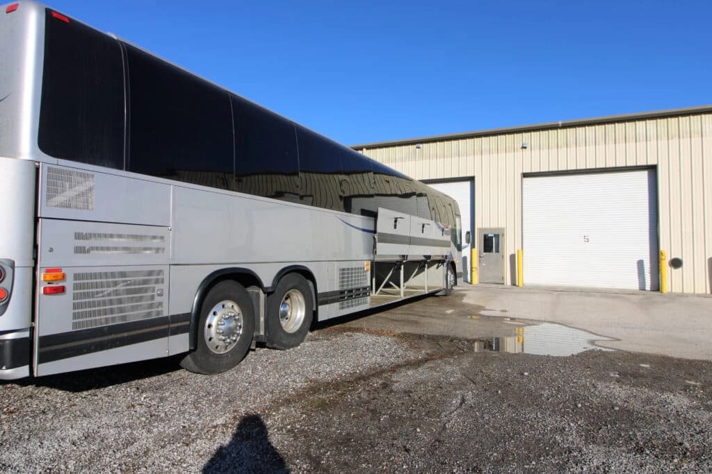 2013 Prevost X345 Coach - Image 3