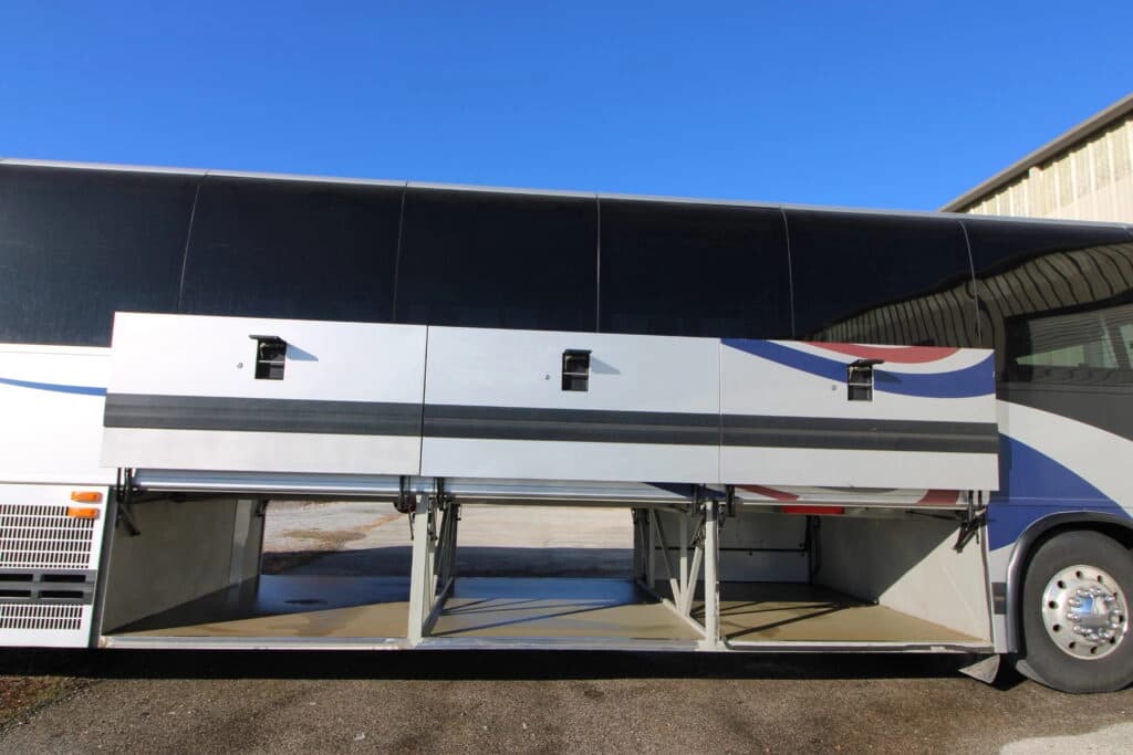2013 Prevost X345 Coach - Image 2