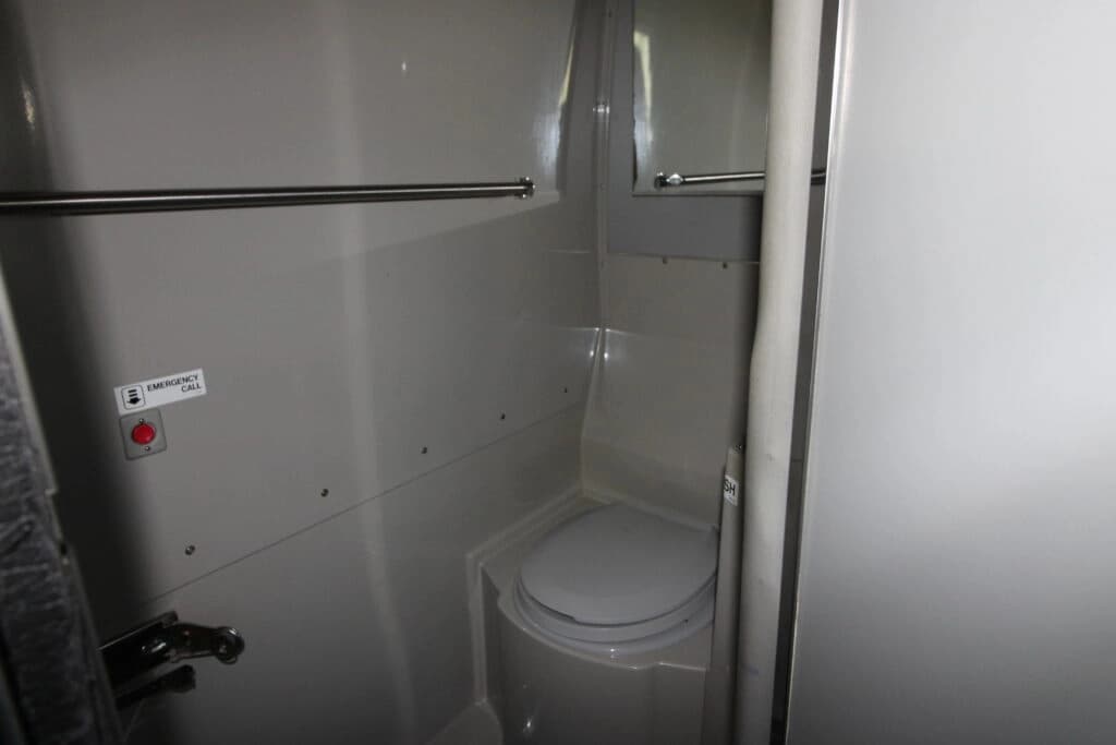 2013 Prevost X345 Coach - Image 17