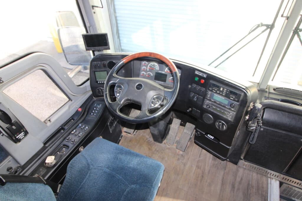 2013 Prevost X345 Coach - Image 4