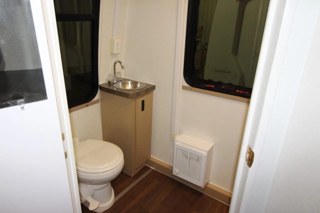 2008 Ford E-450 RV Shuttle Bus Conversion - Image 16