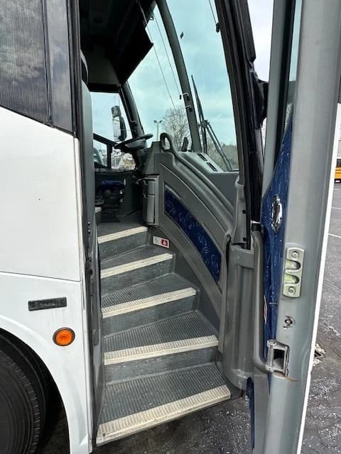 2008 MCI J4500 Repowered - Image 6