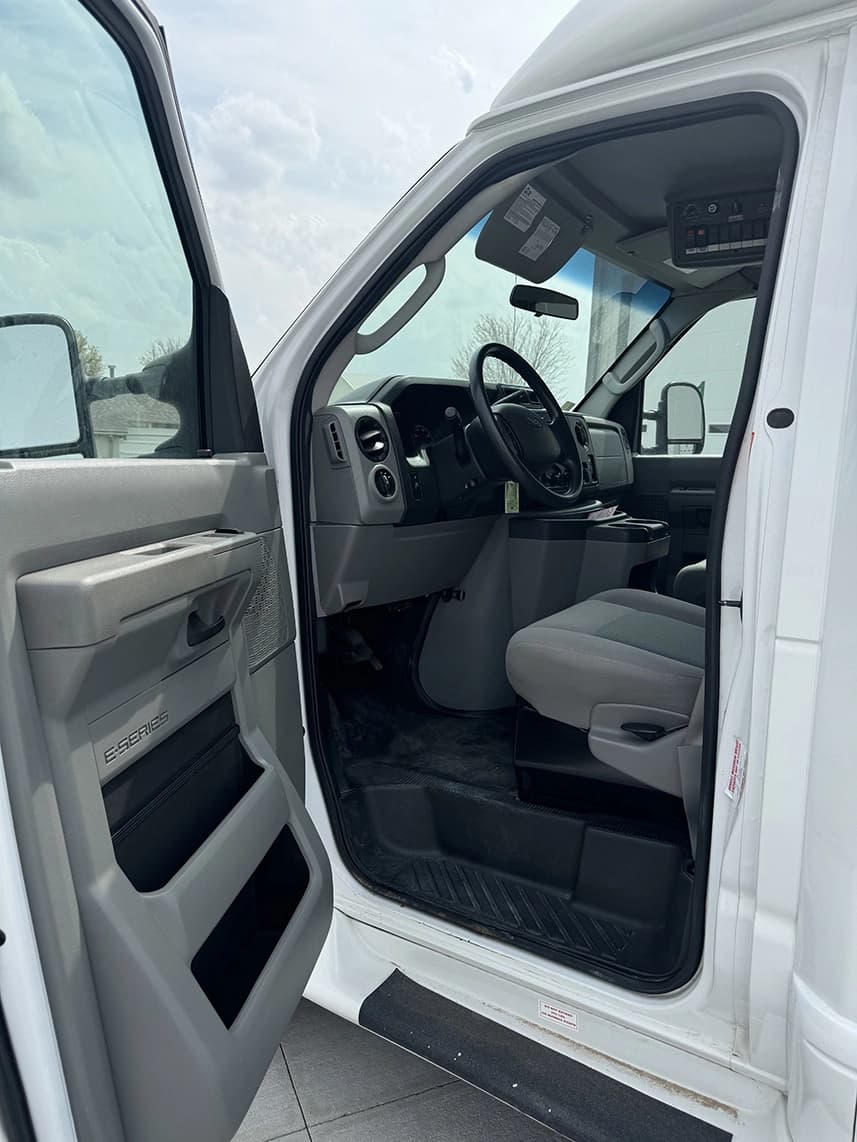 2016 Ford E350 Shuttle Bus - Image 11