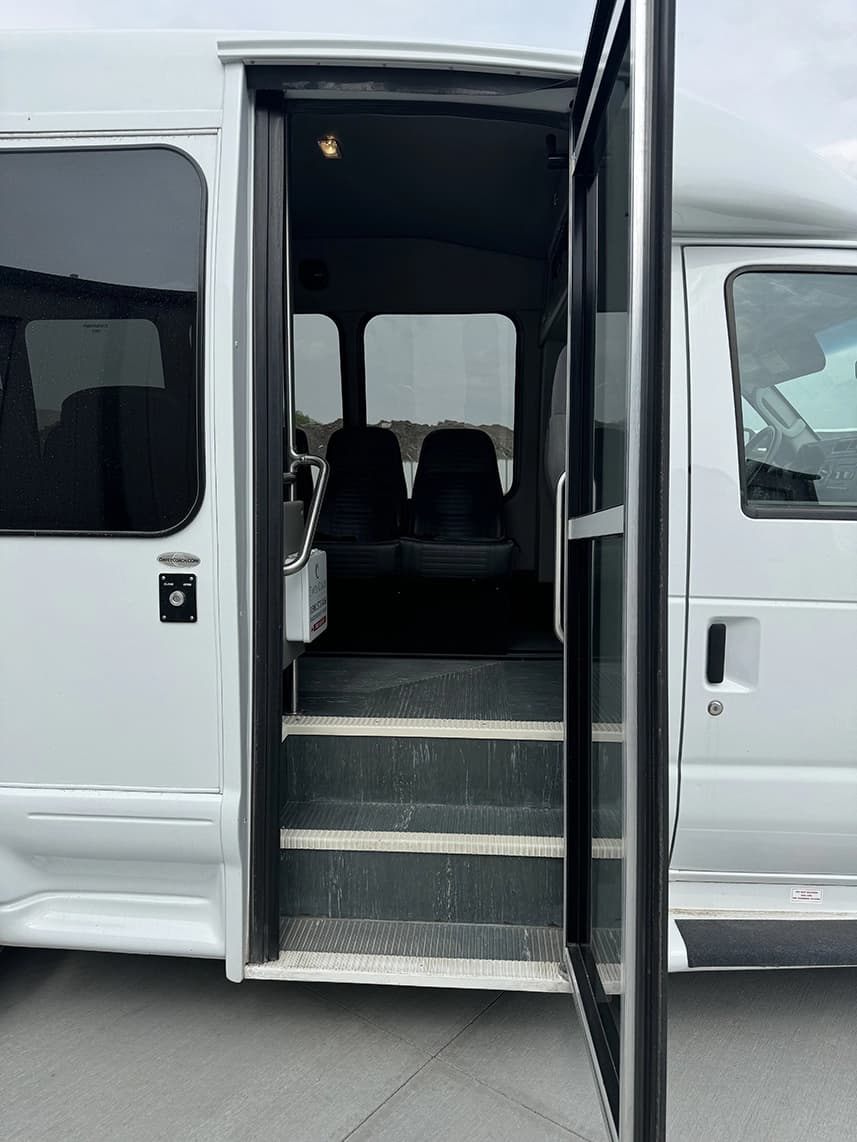 2016 Ford E350 Shuttle Bus - Image 17