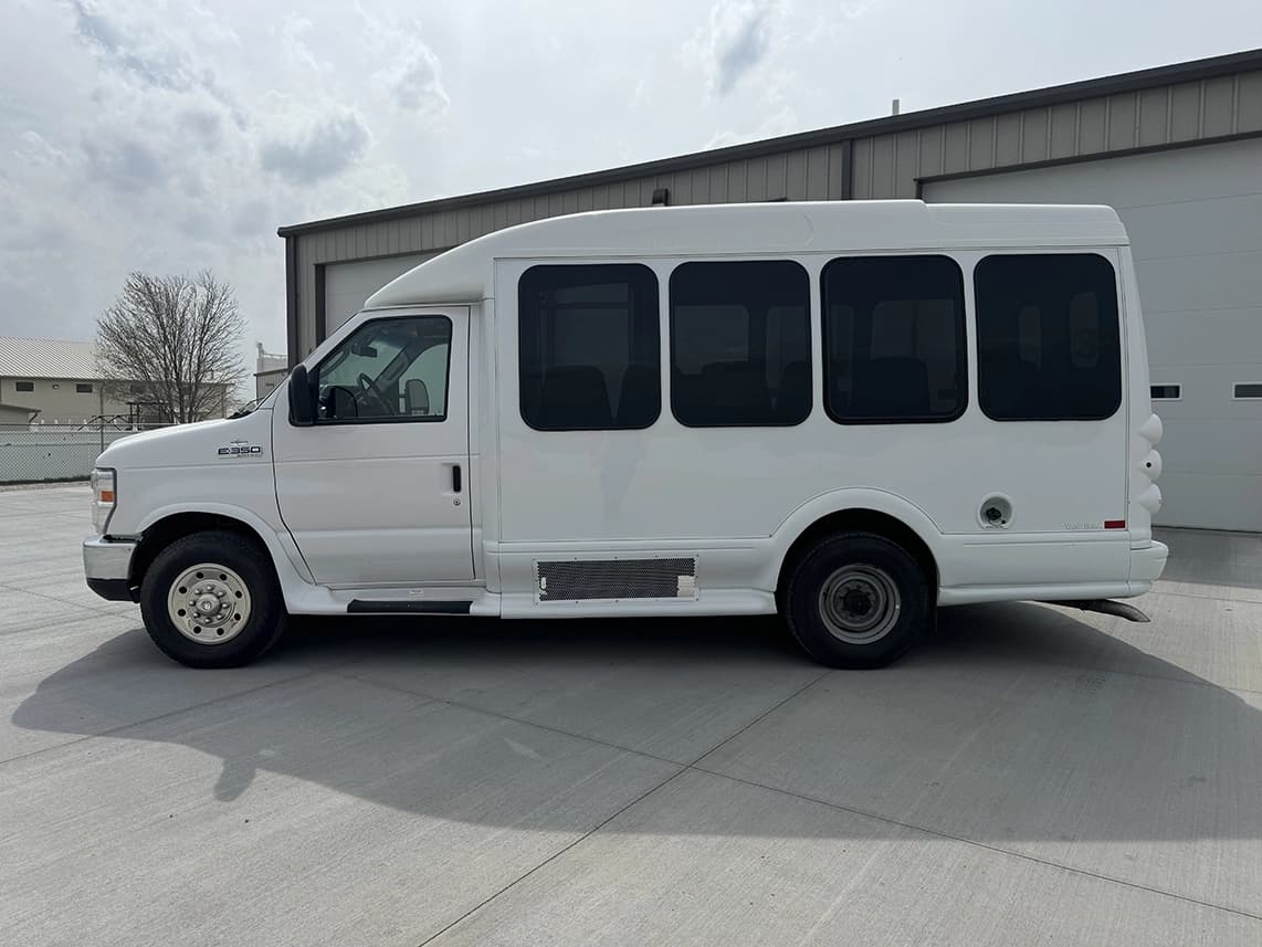 2016 Ford E350 Shuttle Bus - Image 3