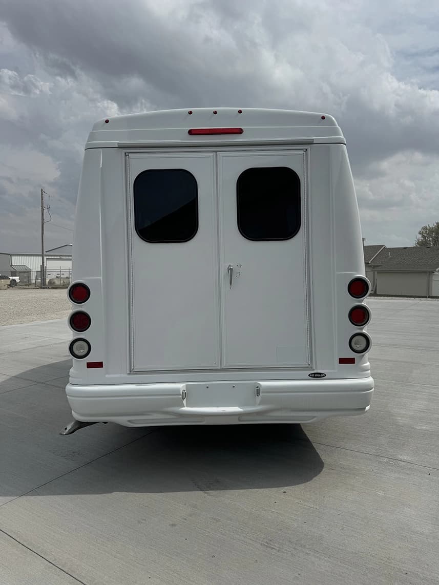 2016 Ford E350 Shuttle Bus - Image 4