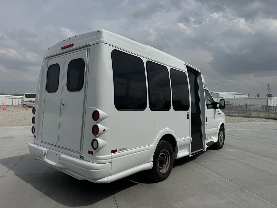 2016 Ford E350 Shuttle Bus - Image 5