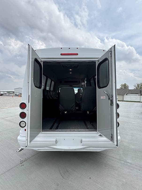 2016 Ford E350 Shuttle Bus - Image 9