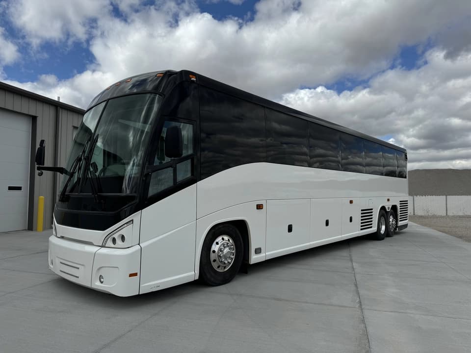 2015 MCI J4500 32 Pass Executive - Image 31