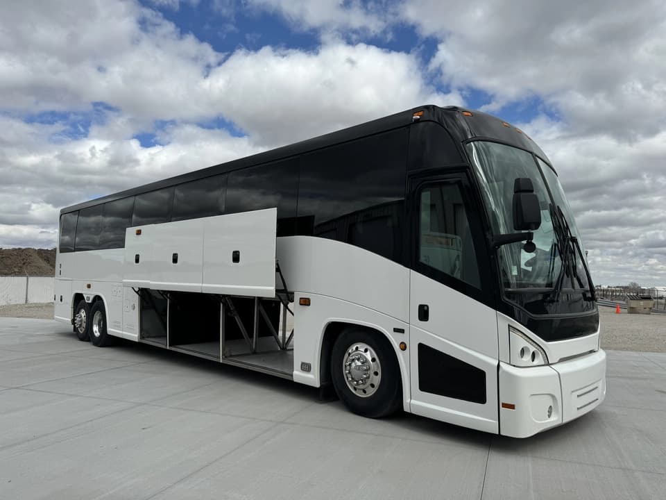 2015 MCI J4500 32 Pass Executive - Image 34